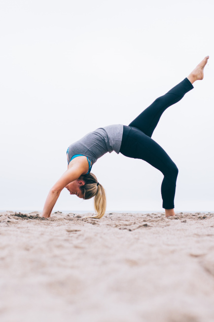 Foto Stock Yoga class at sea beach in evening. Group of people doing yoga  poses with calm relax emotion at wooden fitness terrace with young  instructor. Meditation pose,Wellness and Healthy balance lifestyle. |